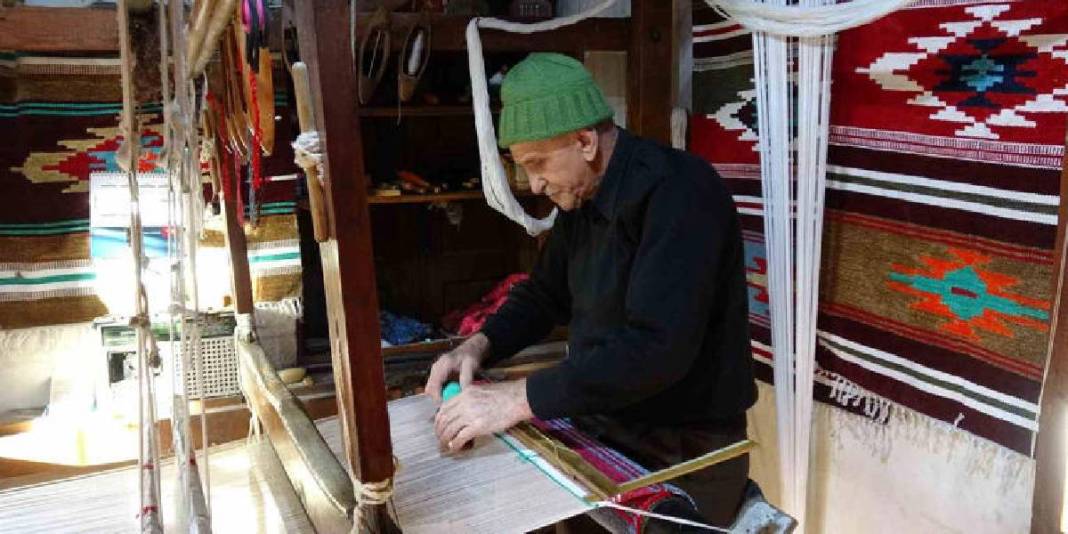 Geleneği yaşatmak için 80 yılını verdi: Özenle tek tek dokuyor 4